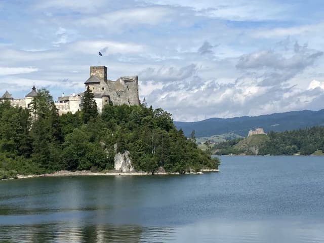 Zamki w Pieninach: Odkryj tajemnice Czorsztyna i Niedzicy Zamki w Pieninach: Odkryj tajemnice Czorsztyna i Niedzicy